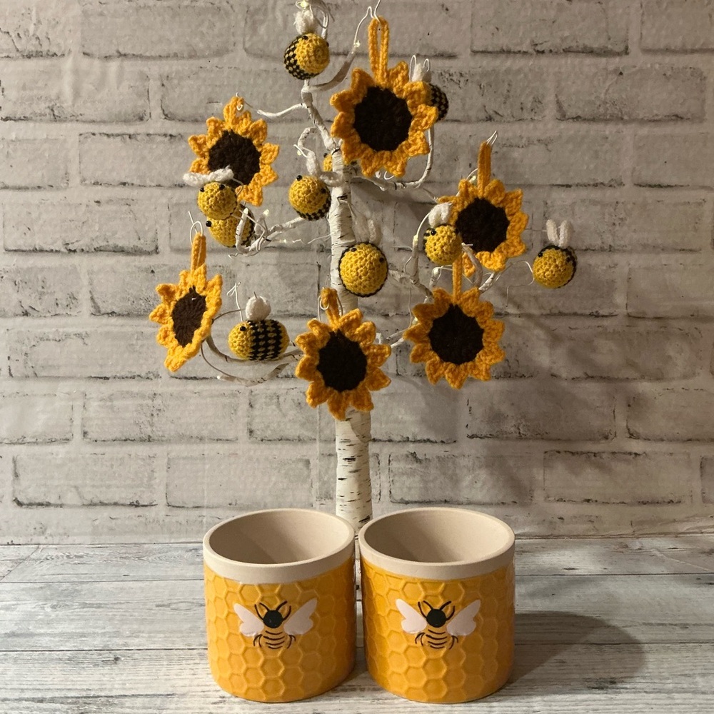 Old East Main Co Set of 2 Ceramic Bee Planters